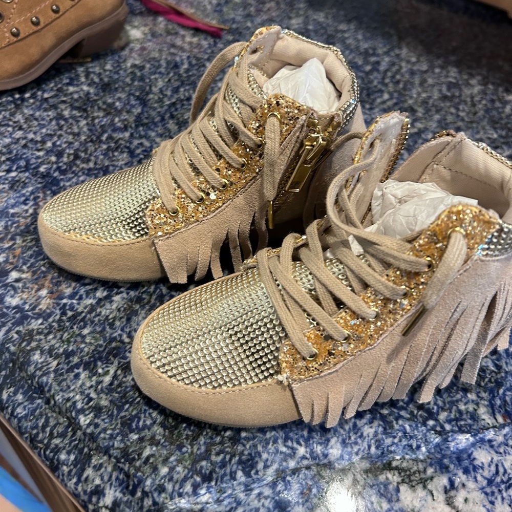 Joyfolie boot size 6 toddler.